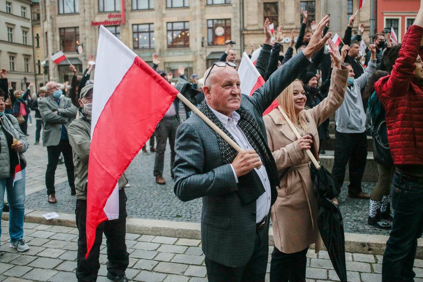 Uważają, że pandemii nie ma i protestują. Szokujące obrazki z Polski