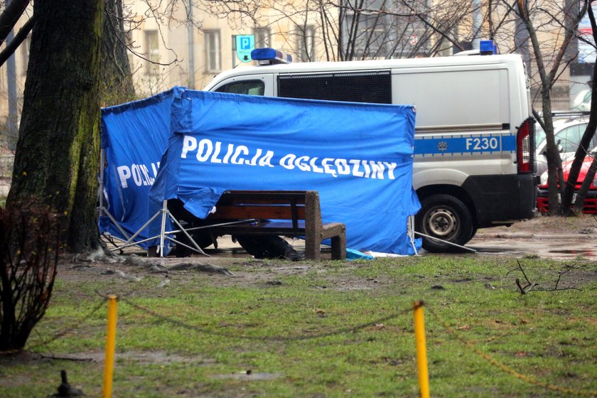 Przechodzień zadzwonił po pomoc. Było już za późno. Mężczyzna zmarł na ławce