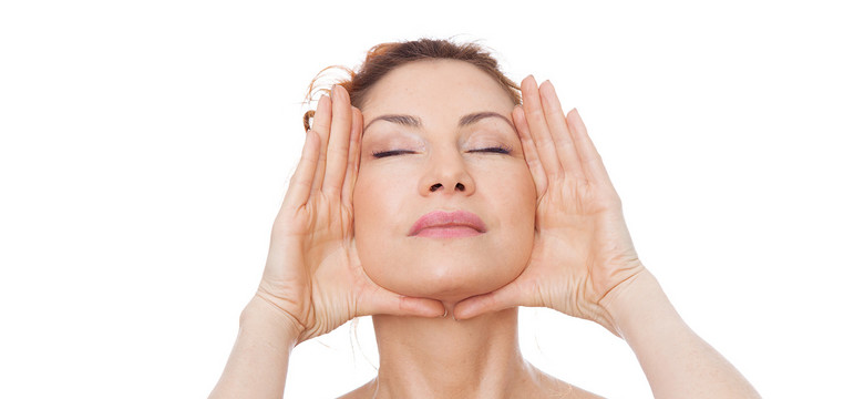Zapobiegaj, zamiast usuwać: 5 ćwiczeń jogi twarzy, które spowolnią letnie starzenie się skóry