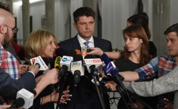 Petru o wstrzymaniu publikacji orzeczenia TK: To próba ratowania prezydenta przed Trybunałem Stanu