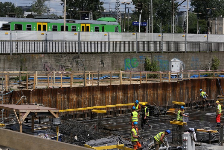 Nowy dworzec będzie przyjazny dla osób niepełnosprawnych. Osoby niewidome będą mogły poruszać się po dworcu po specjalnych ścieżkach prowadzących. Budynek zostanie wyposażony w windy i ruchome schody, natomiast blaty okienek kasowych zostaną obniżone. <br><br>  (mgo) PAP/Tomasz Gzell