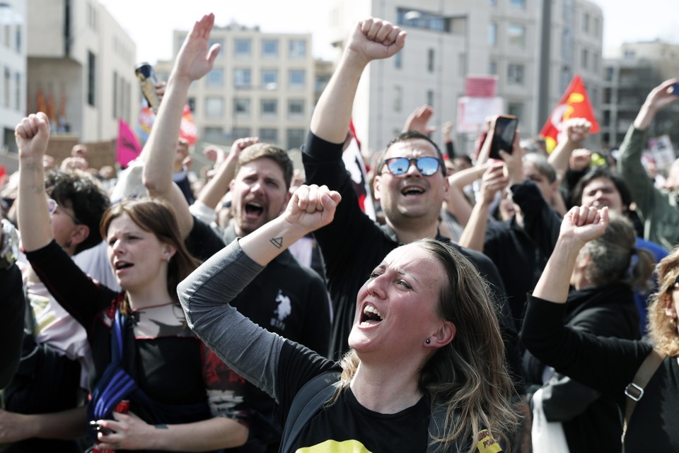 Fala protestów przetacza się przez Francję. Gwałtowne starcia z policją