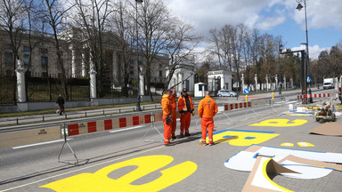 Napis "Chwała Ukrainie" przed ambasadą rosyjską w Warszawie [ZDJĘCIA]