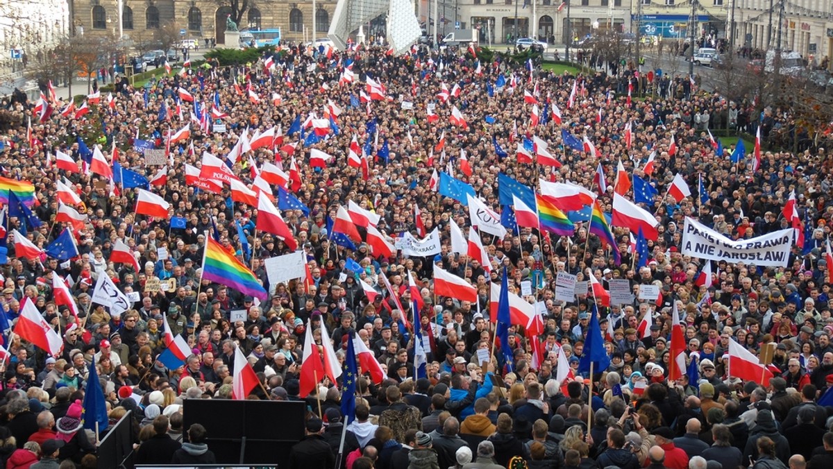 W sobotnie południe na Placu Wolności w Poznaniu odbędzie się demonstracja Komitetu Obrony Demokracji, tym razem w obronie wolnych mediów i upolitycznieniu przez PiS Polskiego Radia i TVP.