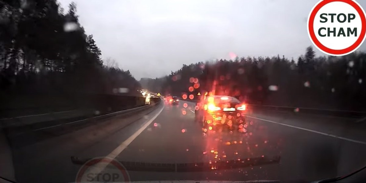 Niebezpieczna sytuacja. Bmw zajeżdża drogę kierującej toyocie, a potem hamuje.