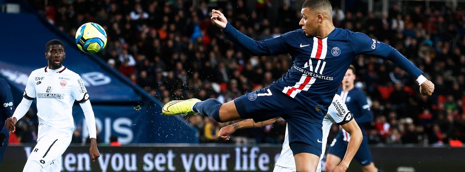 Według KPMG dwoma najwyżej wycenianymi piłkarzami na kontynencie są gwiazdy PSG: Francuz Kylian Mbappé (na zdjęciu) i  Brazylijczyk Neymar.