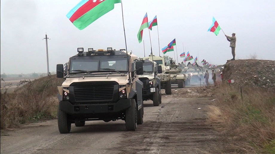 Azerska armia triumfalnie wjeżdżająca na zdobyte tereny — listopad 2020 r.
