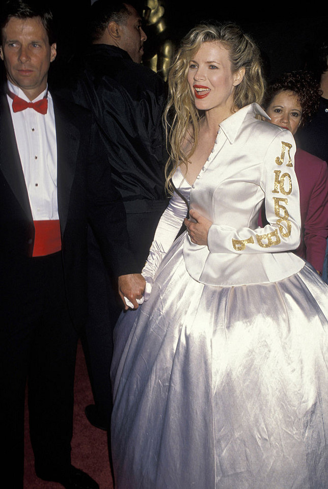 Kim Basinger w 1990 roku