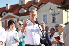 Tusk dosadnie: PiS robi antyukraińską szopkę