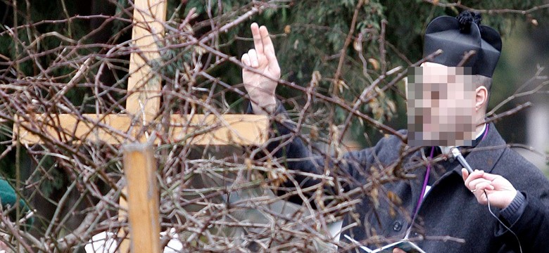 Fałszywy ksiądz chowa ludzi