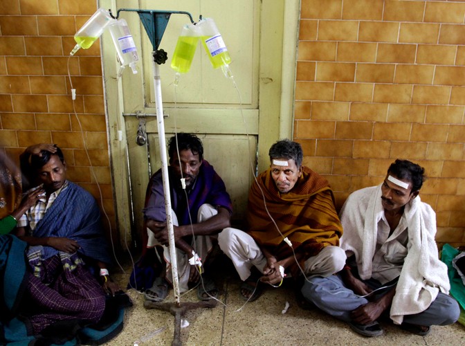 74 osoby zatrute skażonym alkoholem zostały przewiezione do szpitala w ciężkim stanie