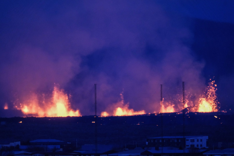 Islandia. Lawa dociera do miejscowości Grindavik