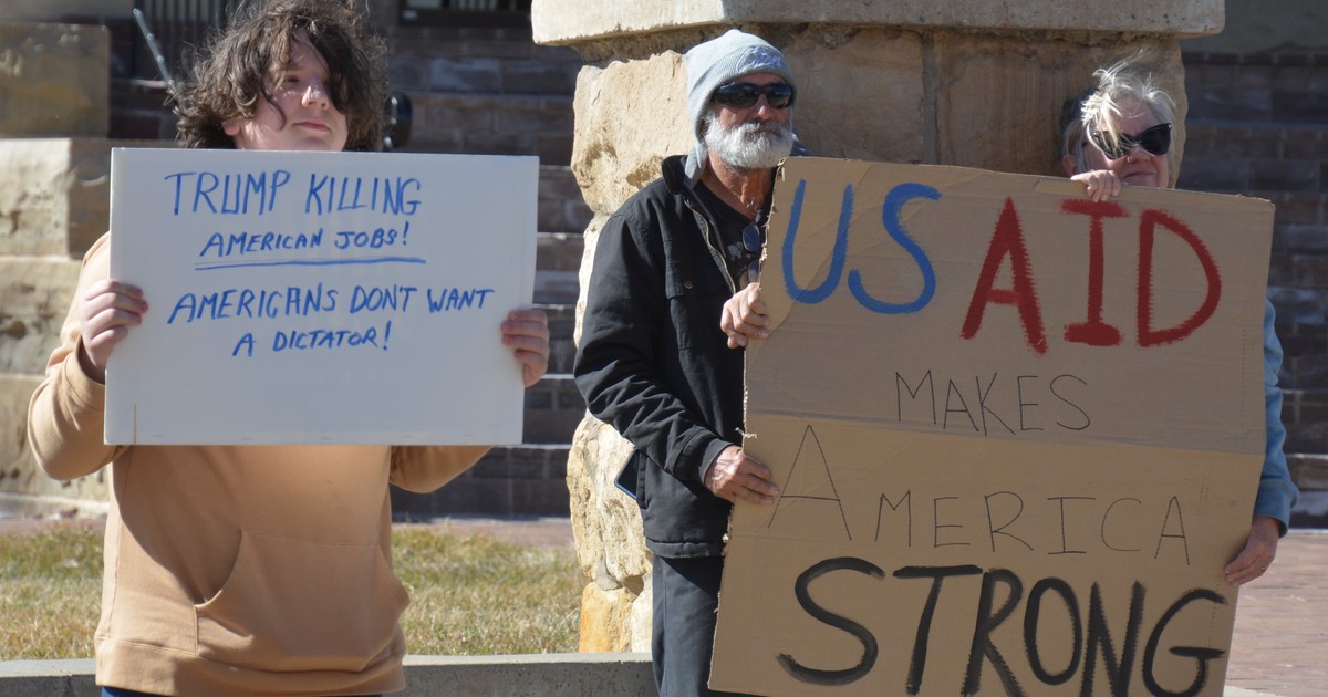 Ekipa Trumpa cofa własne decyzje i przywraca część programów. "Przepraszamy za wszystkie spory"
