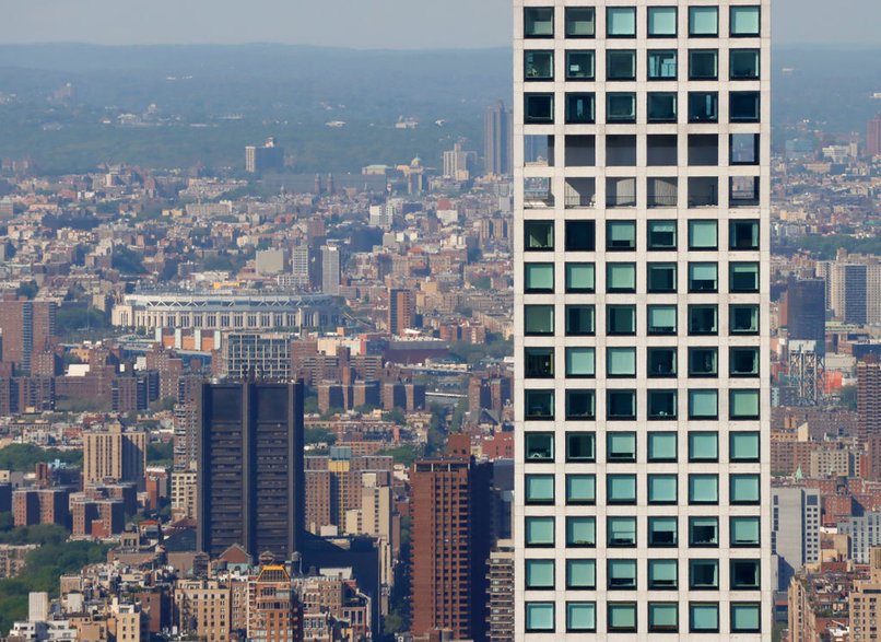 Wiatr buja apartamentami w "432 Park Avenue". Patodeweloperka w USA