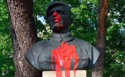 Pomnik Łupaszki oblany czerwoną farbą. 'Gdy prawica śpi, lewactwo się uaktywnia'