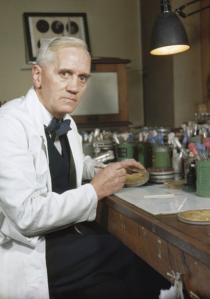 Alexander Fleming w swoim londyńskim laboratorium