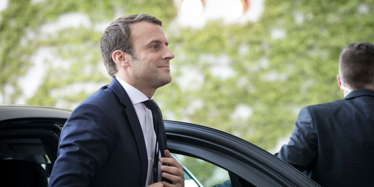 Macron własny ruch polityczny - En Marche! założył jeszcze jako członek rządu, za co został skrytykowany przez prezydenta Hollande'a i opuścił wtedy urząd