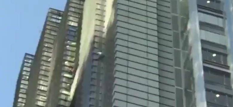 Spider-man znów zadziwił. 56-latek wspiął się na 230-metrowy wieżowiec [WIDEO]