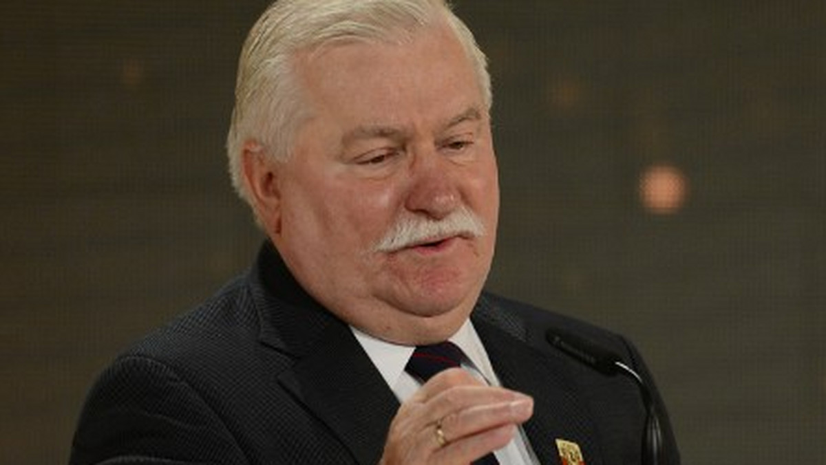 "Będę tu bronił prawa do ochrony Kaczyńskiego. Ja go nie lubię, ale nie chciałbym, żeby mu się coś stało. Kaczyński tyle sobie nagrabił i ma tyle grzechów na sumieniu, że może czuć się w niebezpieczeństwie" - powiedział w rozmowie z "Rzeczpospolitą" Lech Wałęsa. Były prezydent odniósł się tym samym do tematu wydatków partii politycznych, w tym wydatku PiS na ochronę prezesa partii.