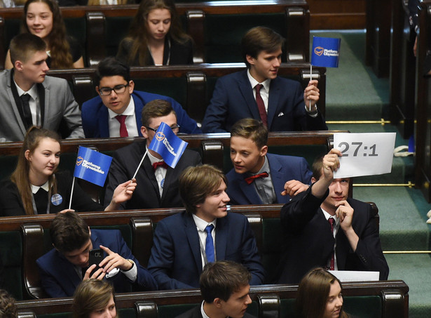 W związku z przesunięciem daty SDiM, zawiązała się nieformalna grupa organizująca alternatywne posiedzenie młodzieżowego Sejmu pod zmienioną nazwą - Parlament Dzieci i Młodzieży.