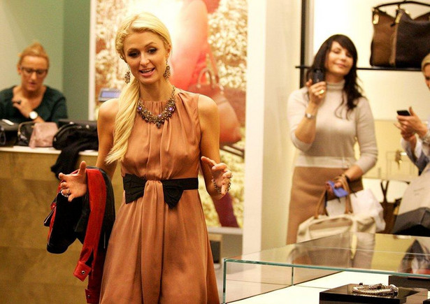 Paris Hilton zapmniała o staniku! Zobacz zdjęcia!