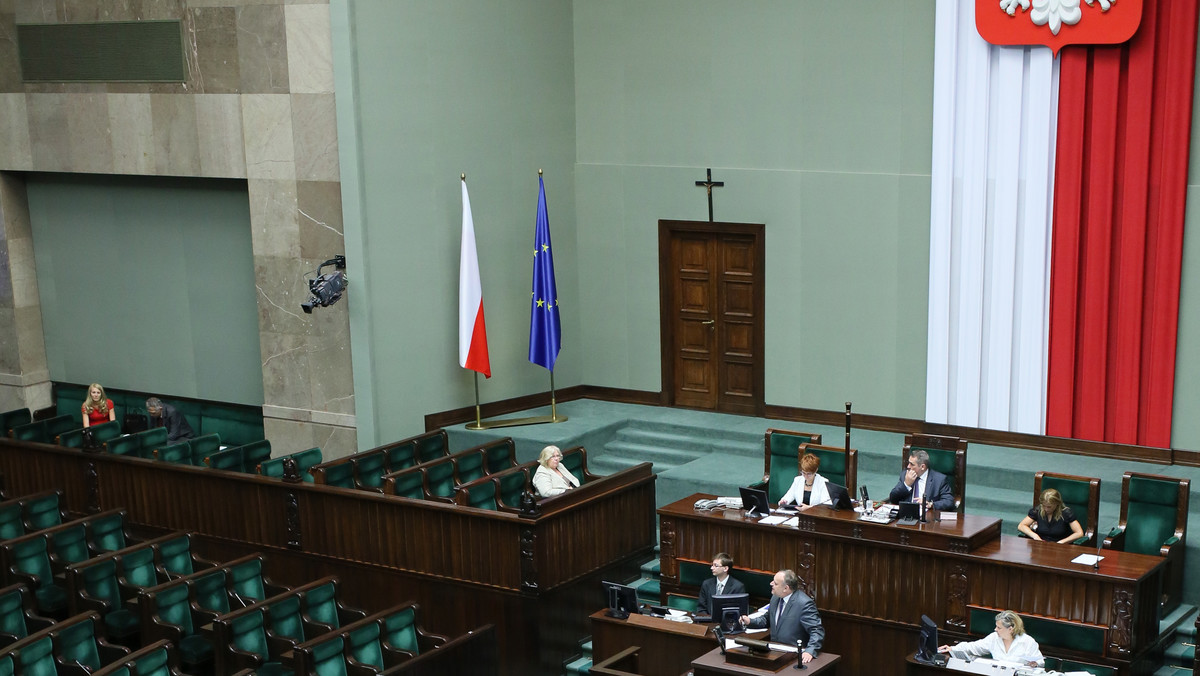 Sejm odrzucił rządowy projekt ustawy dopuszczającej rytualny ubój zwierząt. Dopuszczał on ubój bez ogłuszania na cele religijne pod warunkiem, że będzie on przeprowadzany w rzeźni. Wprowadzał jednak zakaz stosowania podczas uboju rytualnego tzw. klatki obrotowej. Za odrzuceniem projektu zagłosowało 222 posłów. Przeciwko było 178. Od głosu wstrzymało się dziewięć osób.
