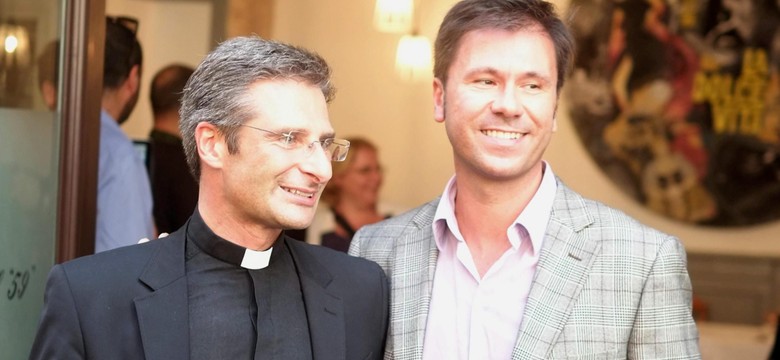 Politycy biją w księdza geja: Obłuda i hipokryzja, wiedział na co się godzi