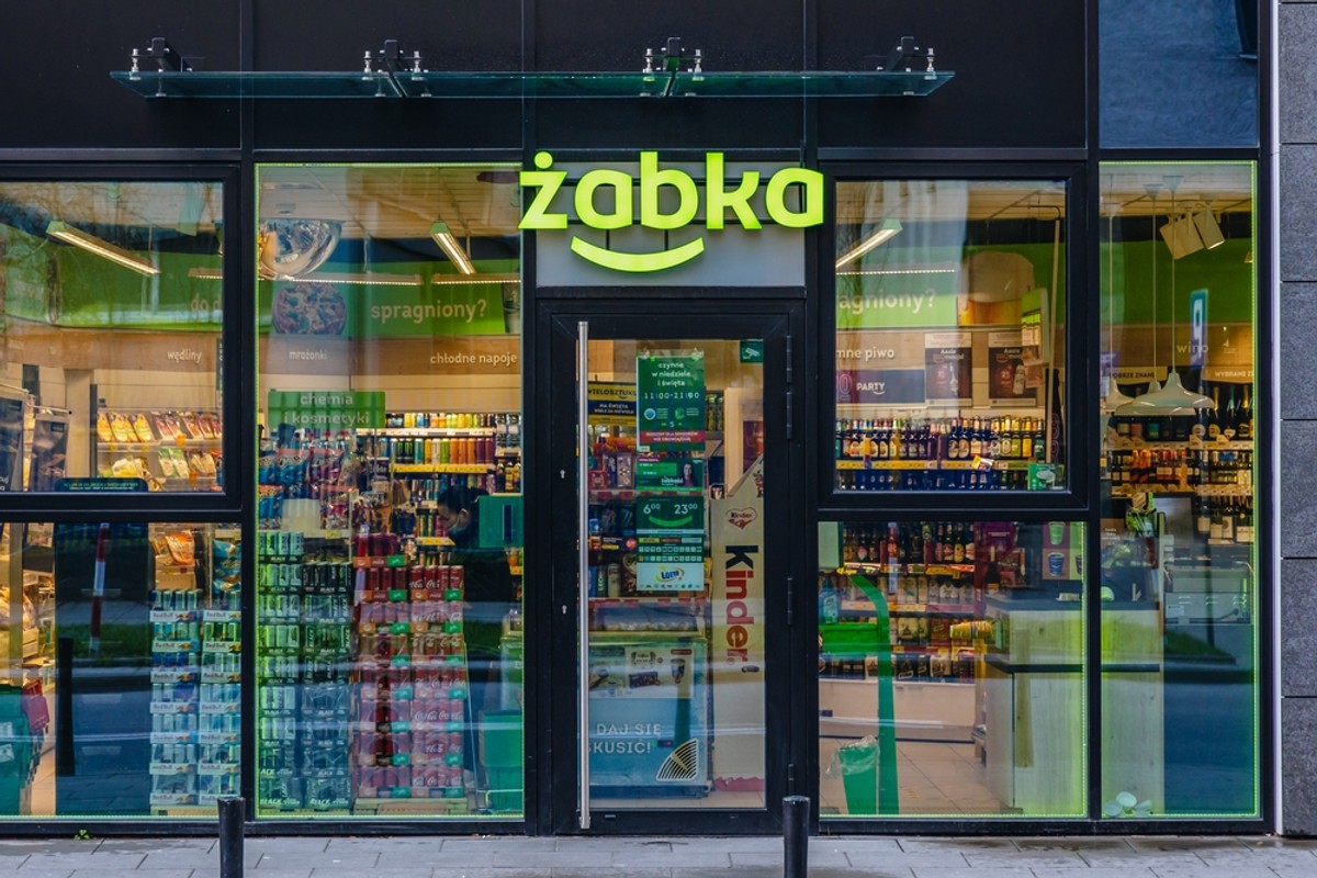 Poczta Polska i Żabka łączą siły. Sojusz w nadawaniu paczek