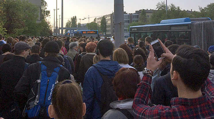 A Nagyvárad téren kisebb tömeg szeretne feljutni a pótlóbuszokra éppen / Fotó: Blikk