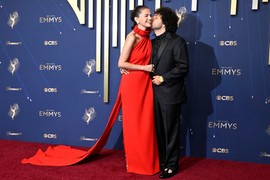 Udala se Selena Gomez u VENČANICI IZ BAJKE i pokazala nikada MRŠAVIJE TELO: Paparaci opsedali imanje, ali su uspeli da snime samo ŠATOR! Pevačica sama otkrila delić koji je sve što nas zanima