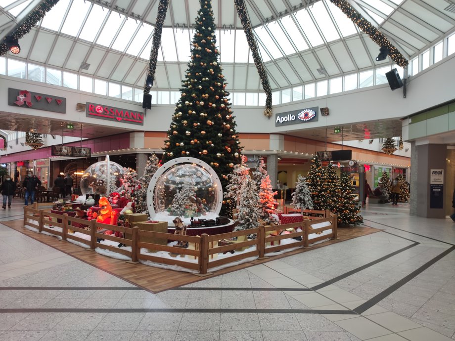 Świąteczna dekoracja w niemieckim centrum handlowym