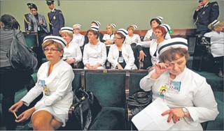 Ustawa zdrowotna: szpitale przekształcą się w spółki, a etaty w kontrakty