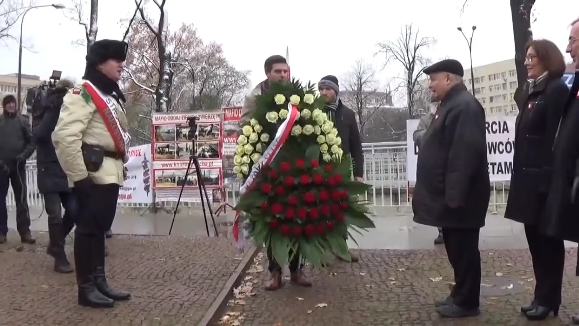 Jarosław Kaczyński nazwany "naczelnikiem" i "niekoronowanym królem". Internet pyta: "od kiedy?"