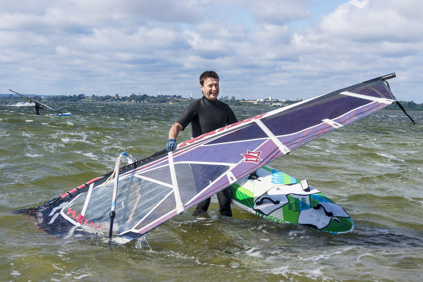 Jacek Kawalec uprawia windsurfing