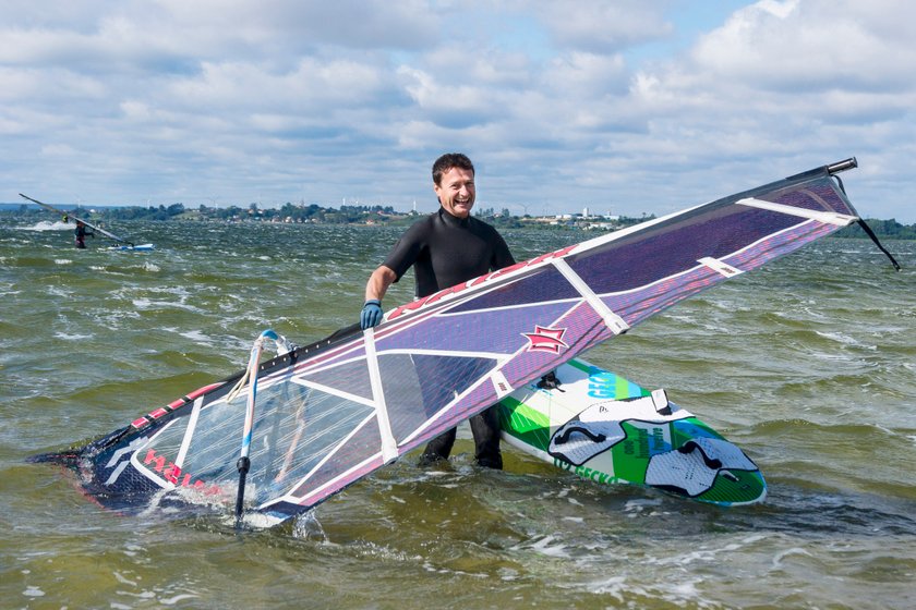 Jacek Kawalec uprawia windsurfing