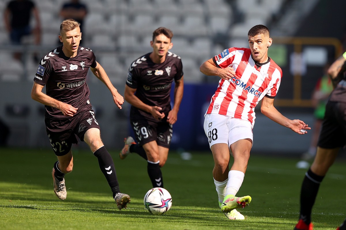Piłkarz drużyny Cracovia Matej Rodin (P) oraz Piotr Krawczyk (L) i Robert Dadok (C) z zespołu Górnik Zabrze podczas meczu Ekstraklasy, na stadionie im. Józefa Piłsudskiego