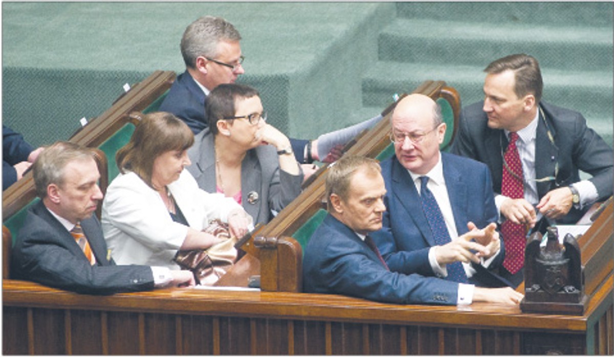 Rząd chwali się obniżeniem deficytu. Ale duża część z tych działań to zabieg księgowy z OFE Fot. Adkdkdkkdkd