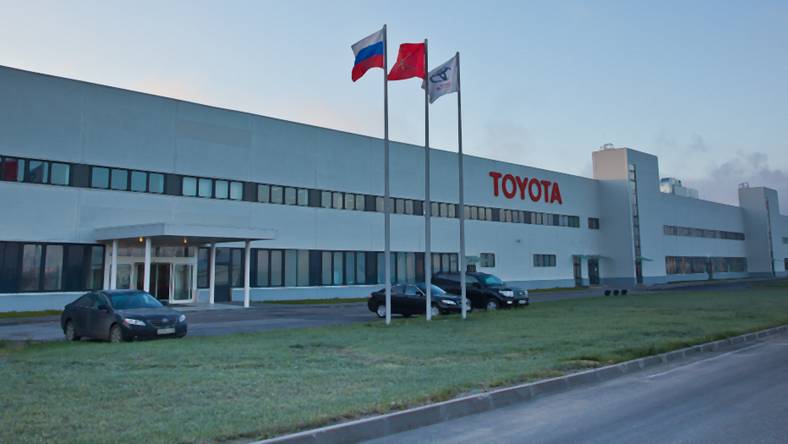 Toyota wstrzymuje dostawy samochodów do Rosji i produkcję w tym kraju