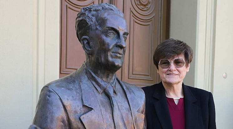 Nobel-díjasok egymás között. Szent-Györgyi Albert és Karikó Katalin. / Fotó: Szegedi Tudományegyetem / Wikimedia Commmons