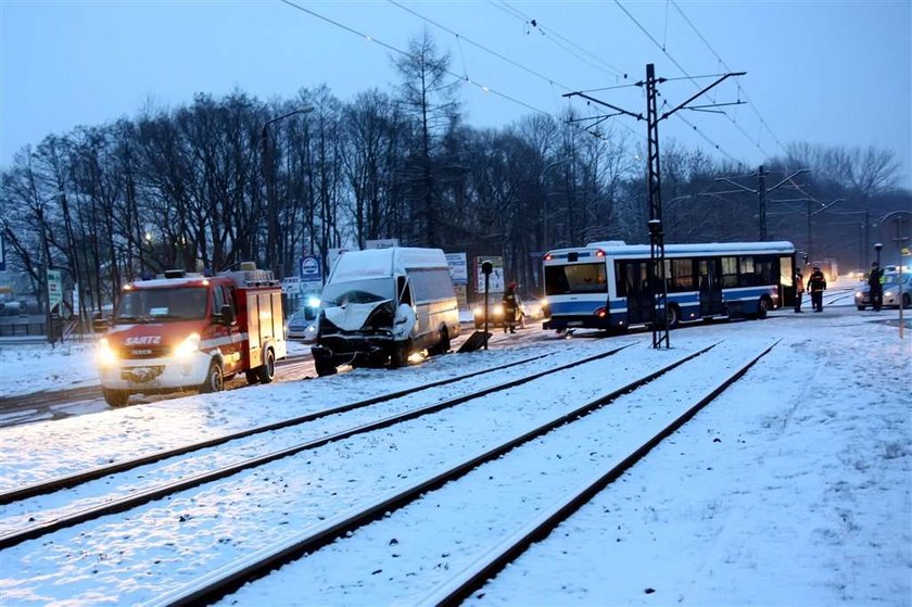 14 osób w szpitalu. Wypadek busa z autobusem w Krakowie