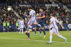Levante miało 3 rzuty karne, ale trzy punkty zdobyła Barcelona [WIDEO]