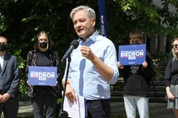 Biedroń zaapelował do wszystkich kandydatów o deklarację, czy są za równością małżeńską