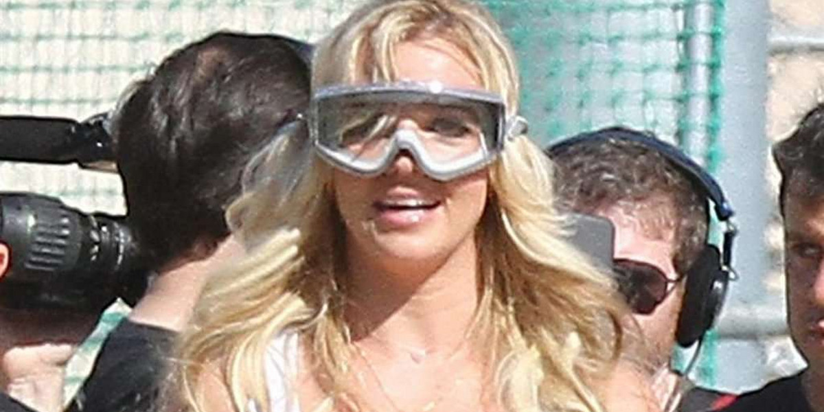 Britney chodzi w goglach