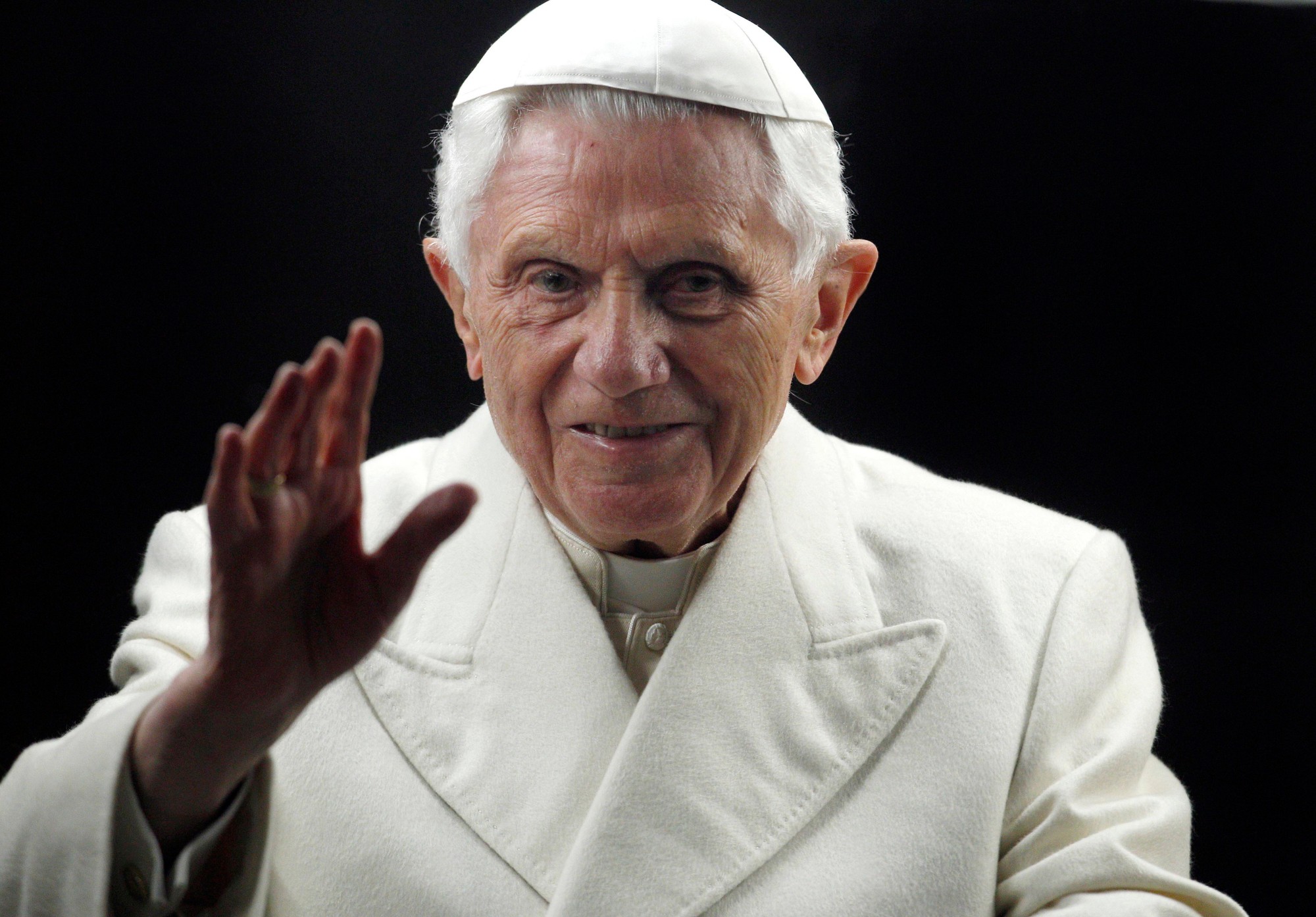 Na archívnej snímke z 31. decembra 2011 pápež Benedikt XVI. máva veriacim.