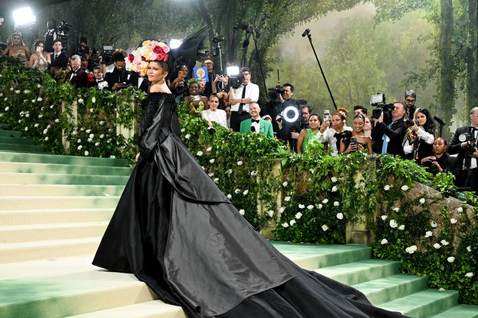 Zendaya 2024-ben viselt második ruhája a Givenchy 1996-os tavaszi haute couture kollekciójából származik