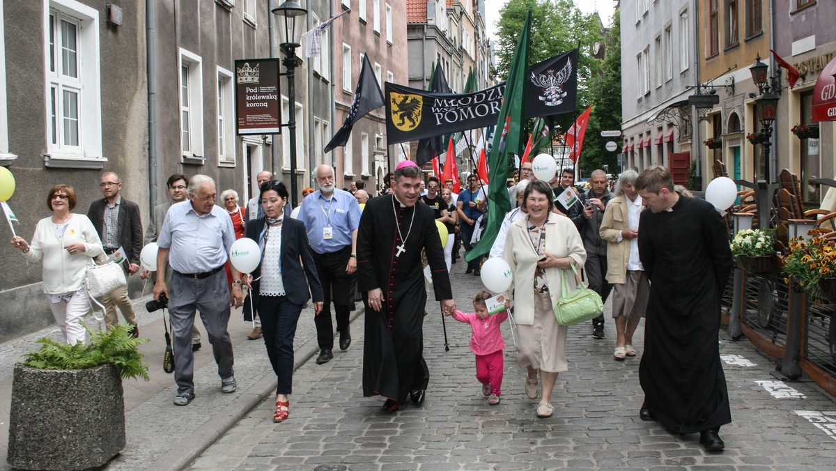 Na drodze katolickiego Marszu pojawiła się niewielkie zgromadzenie z hasłami typu: "Miłość to szacunek", "Tolerancja chroni życie", czy "Wybory ratują życie". Było jednak spokojnie.