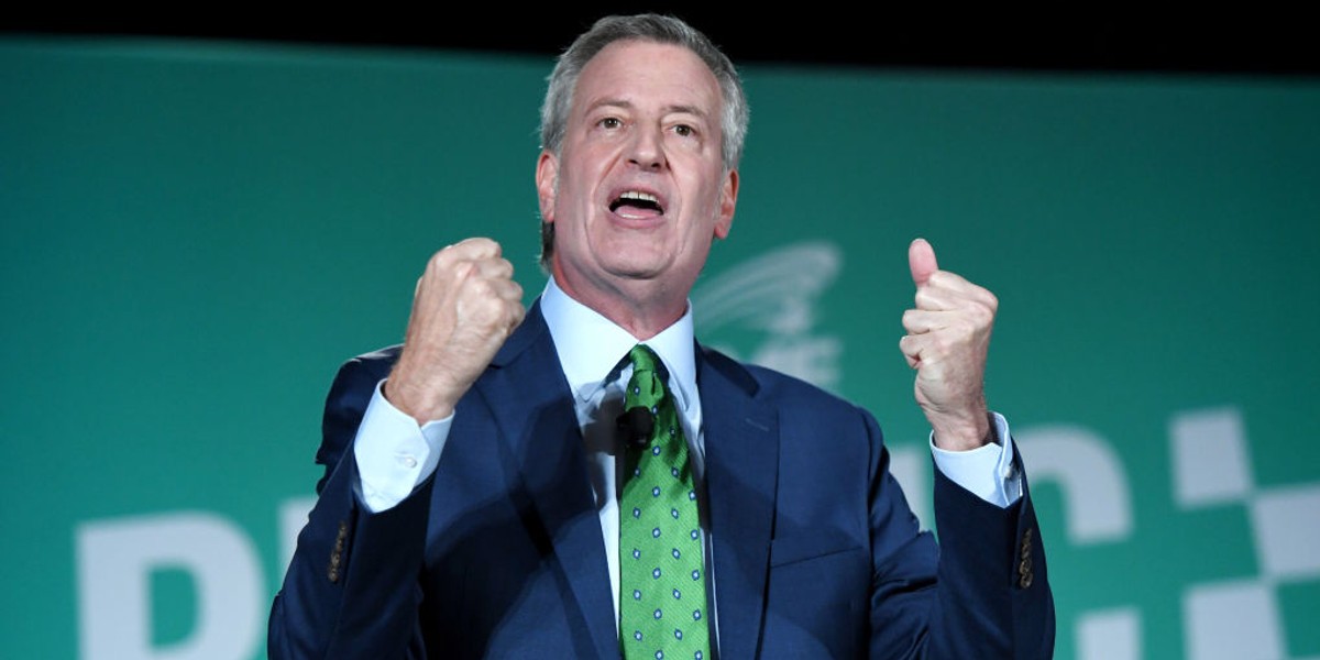 De Blasio chciałby powrotu do programu podatkowego obowiązującego za prezydentury Dwighta Eisenhowera z 70-procentowym podatkiem dla najbogatszych. "Był to czas w naszej historii, kiedy inwestowaliśmy najwięcej w naszych ludzi, inwestowaliśmy najwięcej w nasze publiczne szkoły, najwięcej w edukację wyższą, w naukę, badania, infrastrukturę" - wskazuje burmistrz Nowego Jorku. 