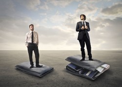 Bogactwo może powodować izolację społeczną? Oto problemy zamożnych