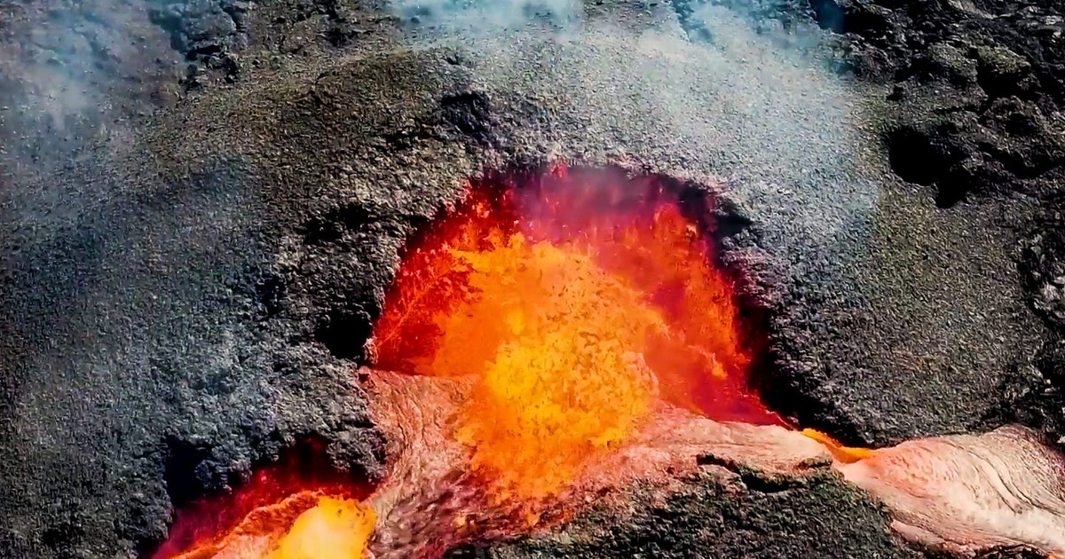 Iceland builds wall to try to stop lava before volcano erupts ...