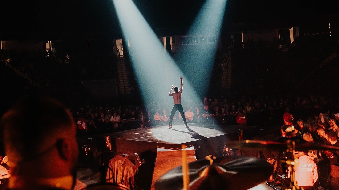 Spevák Caleb Shomo.